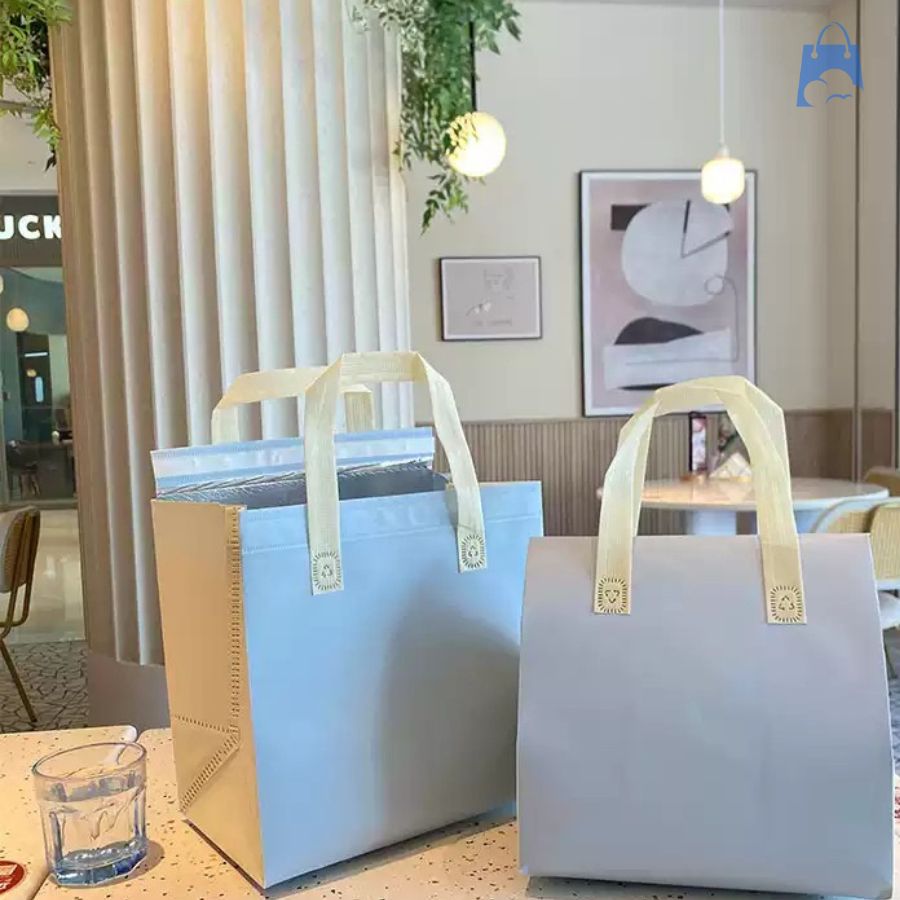 Combo túi giữ nhiệt trà sữa giao hàng màu xanh và xám – chất liệu vải không dệt, lót nhôm, phù hợp mang đồ uống đi xa.
