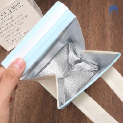 Bên trong túi có lớp lót nhôm bạc giúp giữ lạnh, giữ nhiệt tốt – thích hợp bảo quản trà sữa, cà phê take-away.