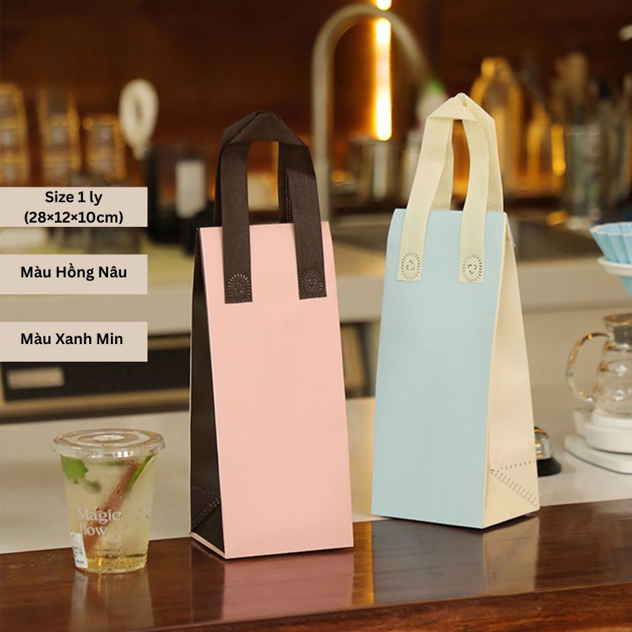 Túi giữ nhiệt size 1 ly (28×12×10cm) với 2 màu hồng nâu và xanh mint, dùng đựng trà sữa, đồ uống mang đi.
