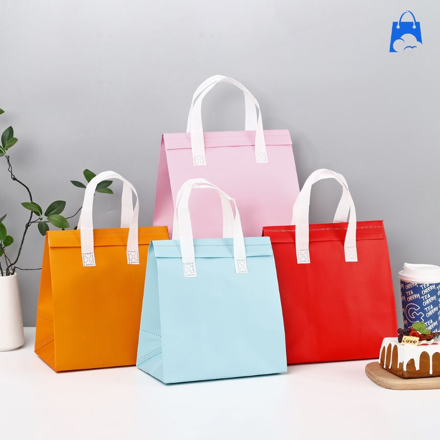Bộ sưu tập túi giữ nhiệt vải không dệt với 4 màu nổi bật: vàng, xanh dương, hồng, đỏ – thiết kế nhỏ gọn, tiện dụng.
