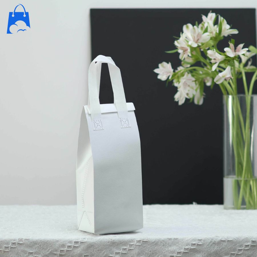 Mua Túi Giữ Nhiệt Trà Sữa Giá Rẻ – Giải Pháp Giao Hàng Chuyên Nghiệp, Tiết Kiệm Chi Phí Mua túi giữ nhiệt trà sữa giá rẻ. Túi giữ nhiệt trà sữa màu trắng, quai xách cùng màu, kiểu dáng cao, thích hợp đựng 1 ly trà sữa hoặc cà phê mang đi