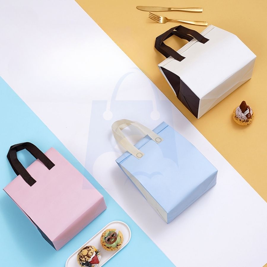 Túi giữ nhiệt dùng 1 lần phối màu pastel nhẹ nhàng: trắng đen, hồng đen, xanh kem – phù hợp đựng bánh kẹo và trà sữa