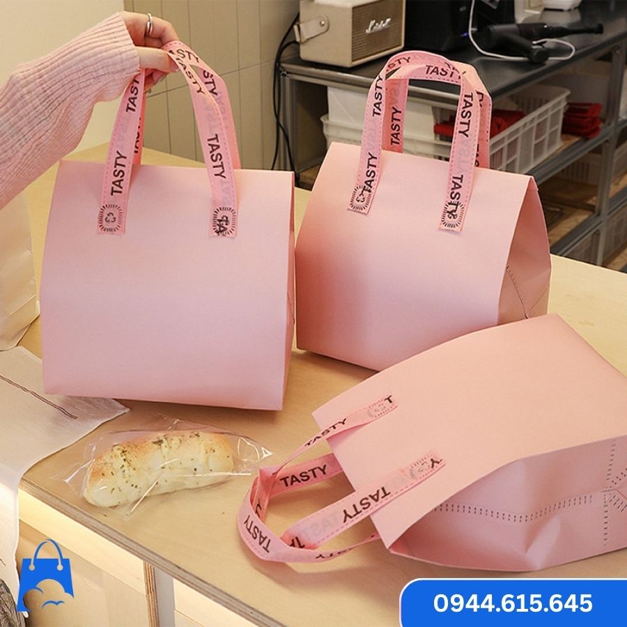 Mẫu túi giữ nhiệt trà sữa màu hồng pastel, quai xách in chữ TASTY, thiết kế dày dặn và sang trọng