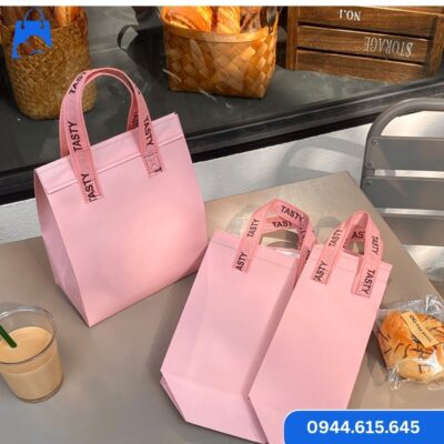 Túi giữ nhiệt trà sữa đẹp màu hồng với quai xách TASTY cá tính, thích hợp cho các quán bánh và trà sữa phong cách Hàn Quốc.