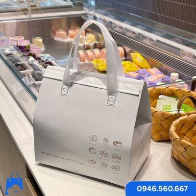 Túi giữ nhiệt đa năng màu trắng, quai xách chắc chắn, thiết kế đứng sang trọng, phù hợp đựng bánh ngọt và thực phẩm khi giao hàng.