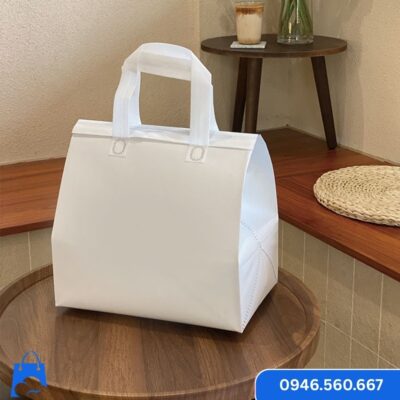 Túi giữ nhiệt trà sữa 6 ly màu trắng, quai xách bền chắc, thiết kế sang trọng, giữ nóng lạnh hiệu quả khi giao hàng.