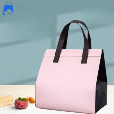 Túi giữ nhiệt vải không dệt giá rẻ màu hồng pastel, quai xách đen, thiết kế sang trọng, giữ nhiệt hiệu quả cho đồ ăn và thức uống.