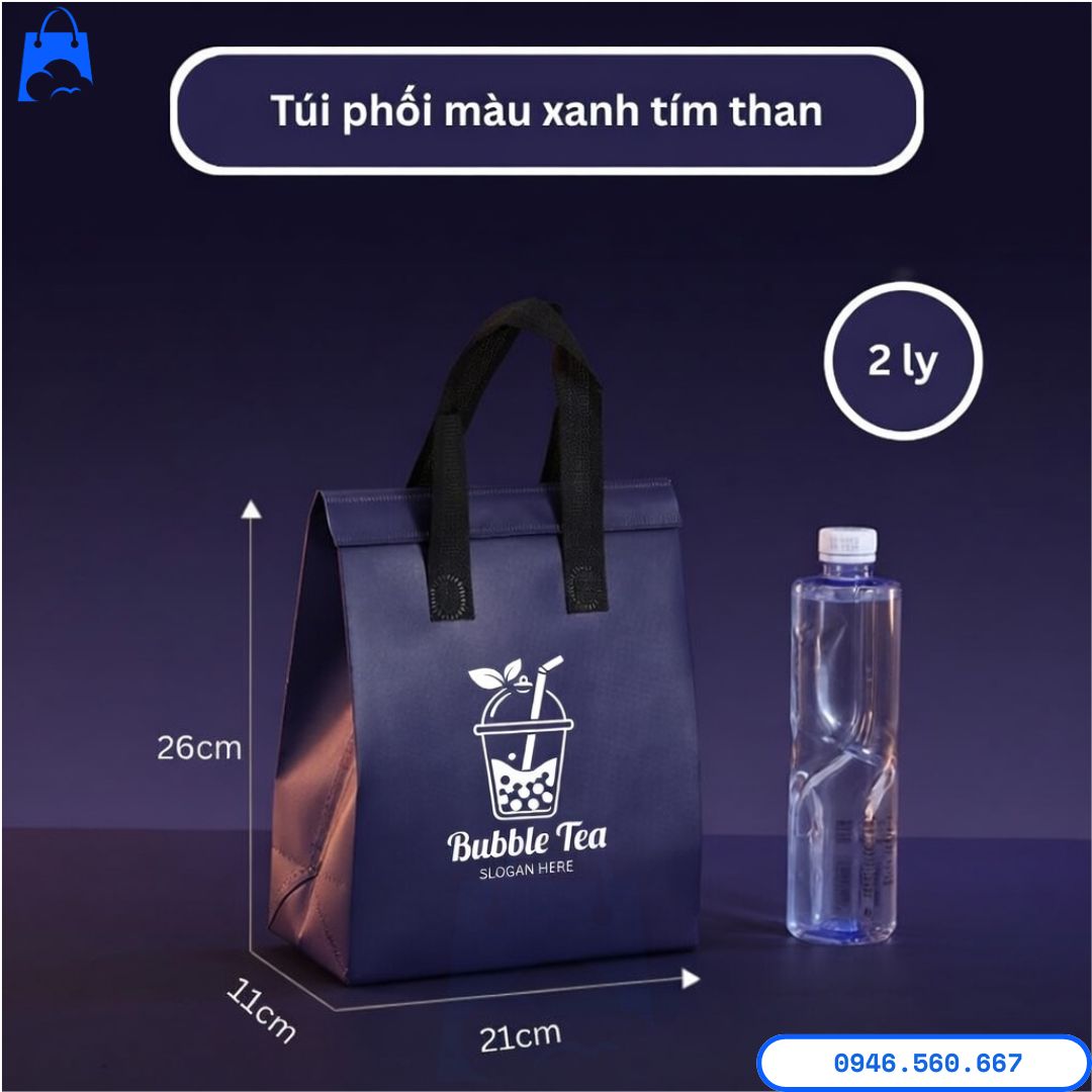 In Túi Giữ Nhiệt Tại TP.HCM – Giải Pháp Quảng Cáo Và Bảo Quản Hiệu Quả In túi giữ nhiệt tại TP.HCM màu xanh tím than size 2 ly, phù hợp cho quán trà sữa và shop đồ uống mang đi.