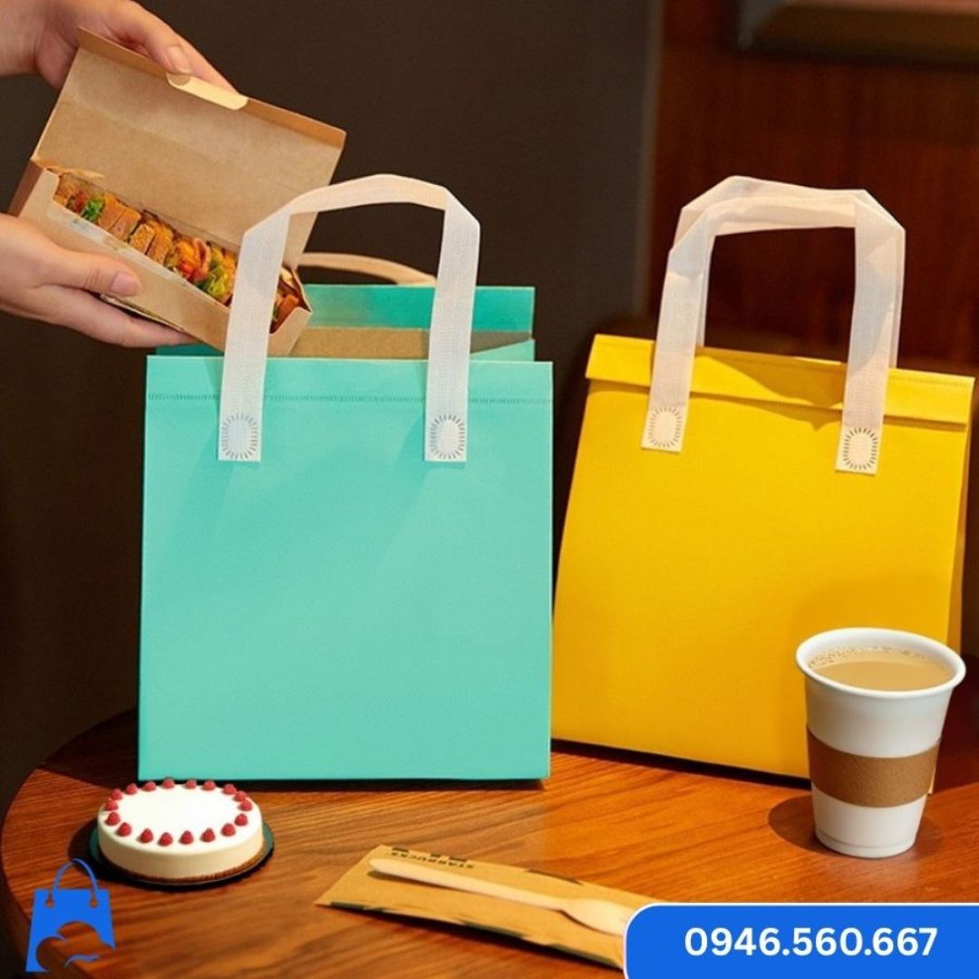 Giải Pháp In Túi Giữ Nhiệt Cho Shop Online – Tăng Giá Trị Thương Hiệu và Thu Hút Khách Hàng In túi giữ nhiệt cho shop online dùng để đựng thức ăn mang đi, thiết kế tiện lợi cho giao hàng và giữ nhiệt hiệu quả.