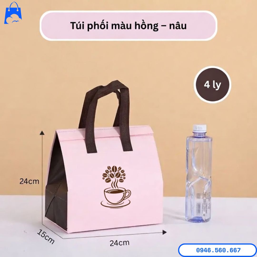 Giải Pháp In Túi Giữ Nhiệt Cho Shop Online – Tăng Giá Trị Thương Hiệu và Thu Hút Khách Hàng In túi giữ nhiệt cho shop online size 4 ly phối màu hồng nâu, phù hợp đựng trà sữa và đồ uống số lượng nhiều.