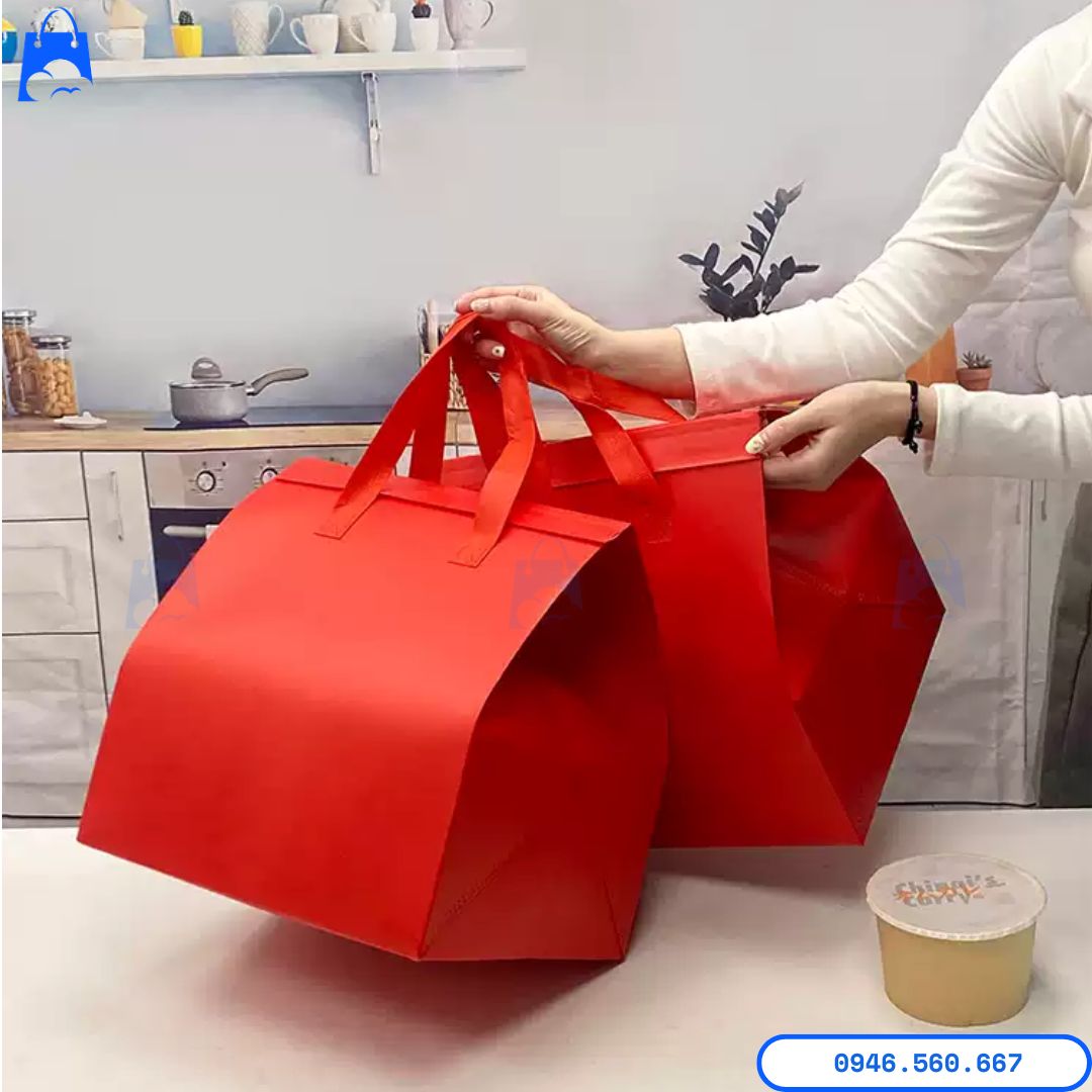 TÚI GIỮ NHIỆT TRÀ SỮA GIỮ LẠNH LÂU: "CHIẾN THẦN" CÁCH NHIỆT, CHẤT RIÊNG ĐẬM VỊ! Túi giữ nhiệt trà sữa giữ lạnh lâu màu đỏ thiết kế form đứng chắc chắn, quai xách bền phù hợp giao đồ uống và thực phẩm takeaway.