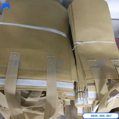 Các mẫu túi giữ nhiệt trà sữa vải không dệt có quai được đóng gói số lượng lớn, phù hợp cho quán trà sữa và dịch vụ giao hàng đồ uống.