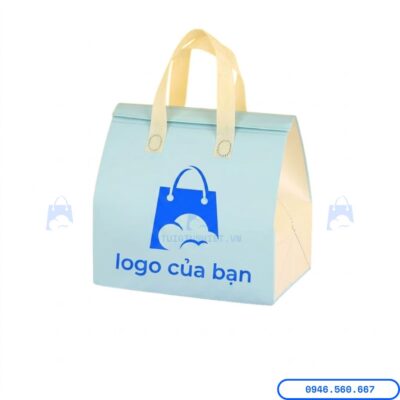 Túi giữ nhiệt Nhà Mây màu xanh in logo theo yêu cầu với thiết kế hiện đại, chất liệu vải không dệt và lớp bạc cách nhiệt giúp nổi bật hơn các loại túi giữ nhiệt thông thường.