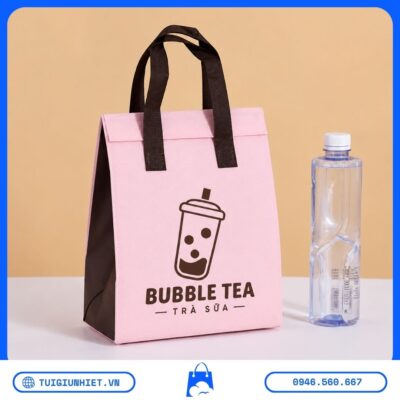 In Logo Túi Giữ Nhiệt Trà Sữa Giá Bao Nhiêu? Mẫu túi giữ nhiệt màu hồng in logo Bubble Tea, quai xách chắc chắn, phù hợp giao trà sữa và cà phê.