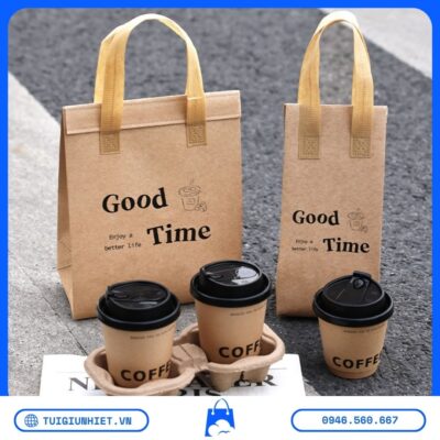 In Logo Túi Giữ Nhiệt Trà Sữa Giá Bao Nhiêu với nhiều kích thước từ 1 ly đến nhiều ly, thích hợp cho quán trà sữa, cà phê và cửa hàng đồ uống.