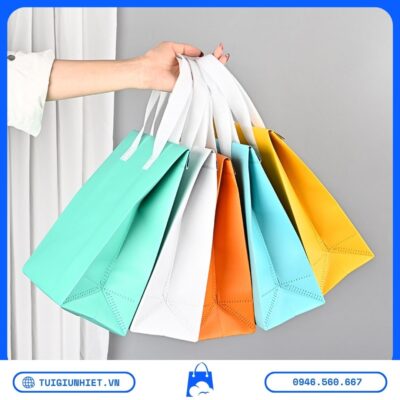 Túi Giữ Nhiệt Màu Hồng Trắng Hay Xanh với nhiều màu sắc như hồng, trắng, xanh mint, xanh dương và vàng, phù hợp nhận diện thương hiệu.