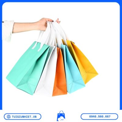 Túi Giữ Nhiệt Đựng Ly Trà Sữa với nhiều màu sắc như xanh mint, xanh dương, trắng, cam và vàng, phù hợp in logo thương hiệu cho quán trà sữa và cà phê.