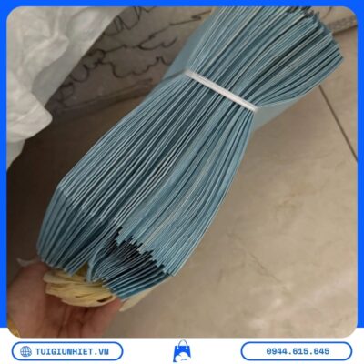 Túi Giữ Nhiệt Size 4 Ly được sản xuất từ vải không dệt, thiết kế chắc chắn, quai xách bền đẹp, phù hợp đựng trà sữa, đồ uống và thực phẩm khi giao hàng.