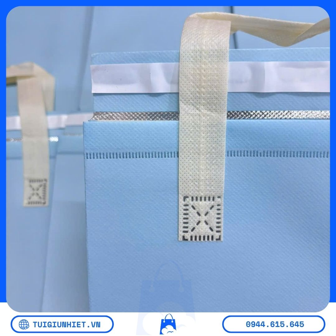 Bao bì giao đồ ăn giữ nhiệt có quai xách chắc chắn, đường ép nhiệt bền đẹp, thuận tiện cho việc vận chuyển đồ ăn và thức uống.
