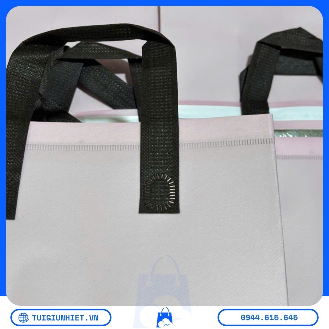 Túi Đựng Trà Sữa Nhiều Size: Giải Pháp Bao Bì Linh Hoạt Cho Quán Trà Sữa Và Dịch Vụ Giao Hàng Túi trà sữa giữ nhiệt nhiều size, thiết kế dạng túi xách, phù hợp đựng và vận chuyển nhiều loại đồ uống.