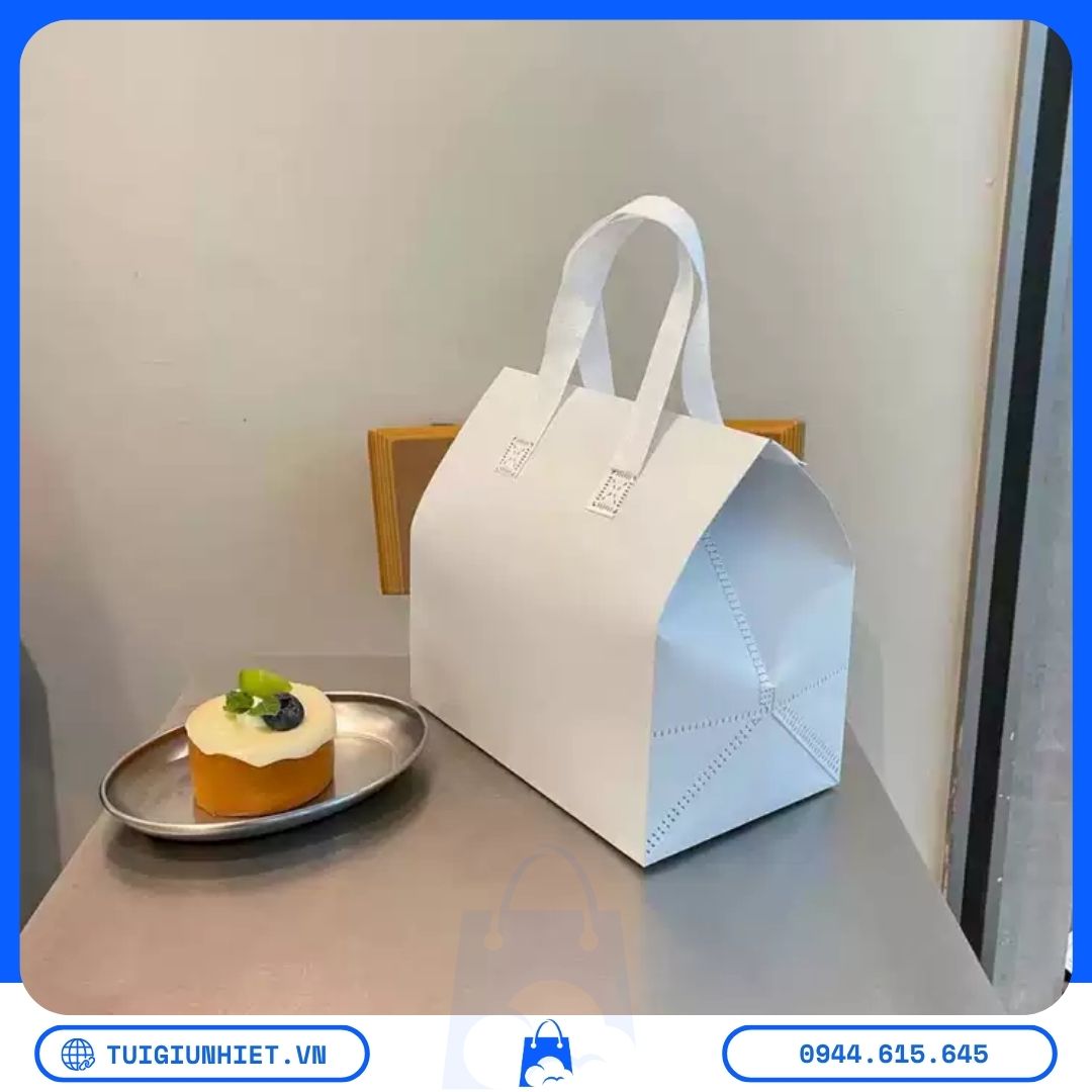 Túi Vải Không Dệt Đựng Bánh Giữ Nhiệt: Giải Pháp Bao Bì Kinh Tế Và Hiệu Quả Cho Tiệm Bánh Túi vải không dệt giữ nhiệt đựng bánh ngọt, kiểu dáng đứng, đáy rộng và quai xách chắc chắn.